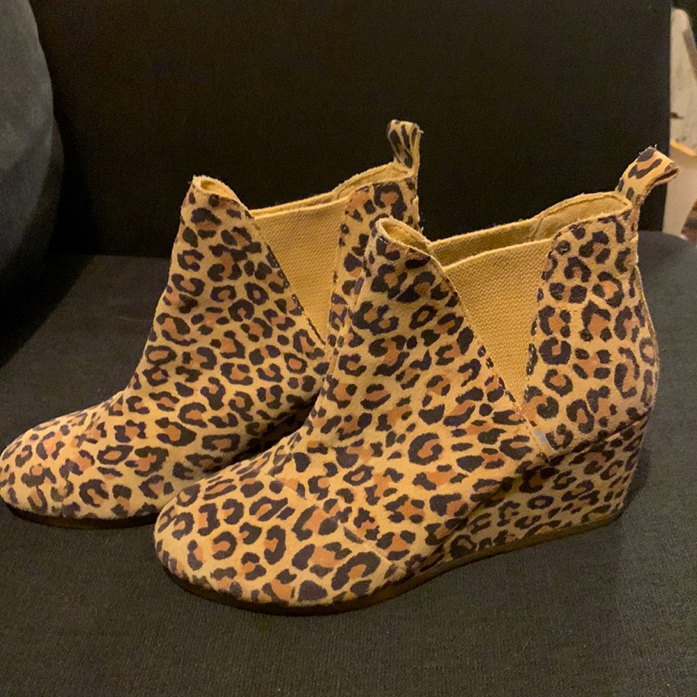TOMS desert tan leopard suede Kelsey bootie - size 8